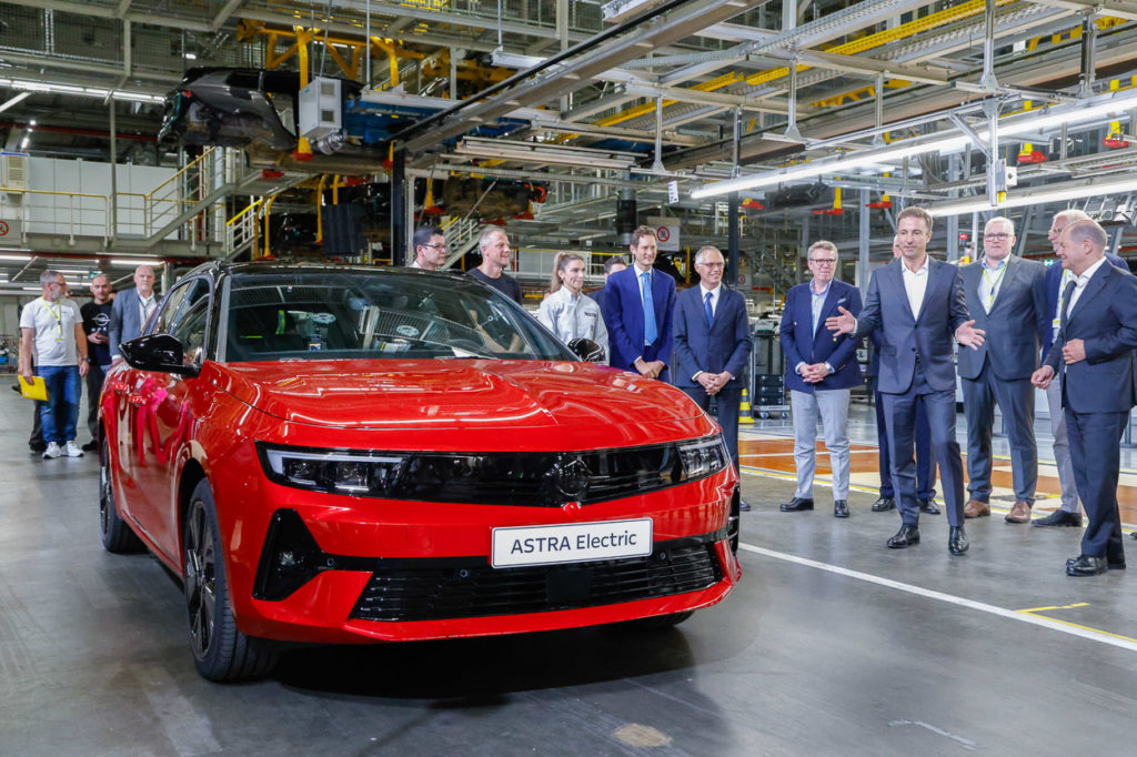 foto opel 125 jahre Feier in rüsselsheim mit Bundeskanzler Olaf Scholz, Carlos Tavares 